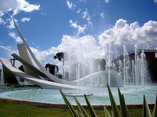 Praça do Migrante em Cascavel dá show de brilho nesta manhã