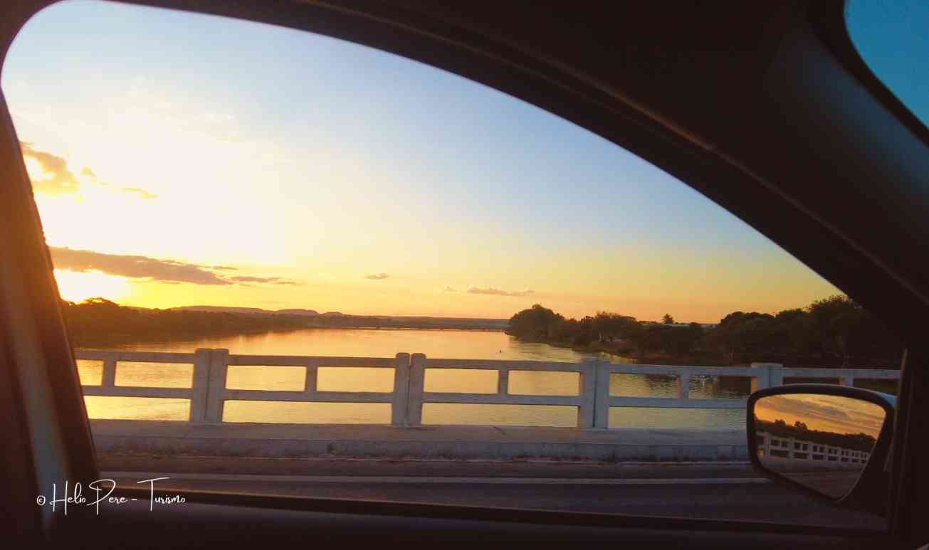 Em Movimento Através do Pôr do Sol no São Francisco