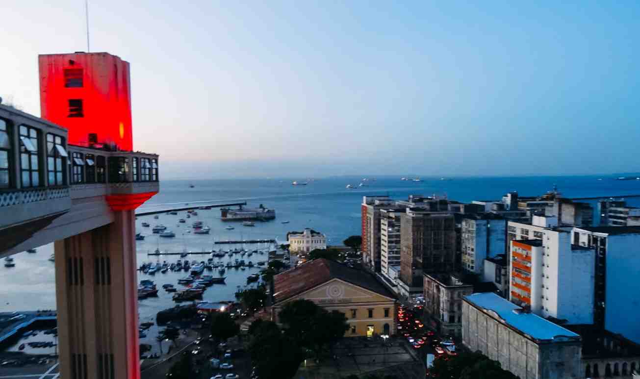 Elevador Lacerda: Um Ícone de Salvador à Noite