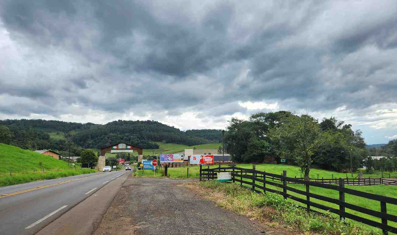Paisagens de Coronel Freitas: Um Passeio Fotográfico pela Estrada