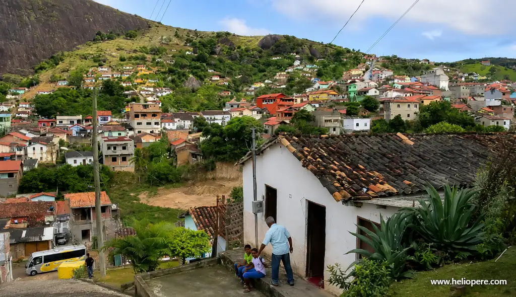 Jacinto MG: uma rua, chão batido e a pressa de seguir